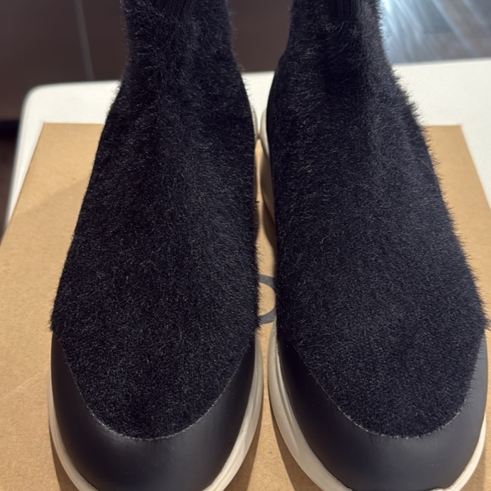 Ugg women’s Griffith black wool slip on sneakers. Size 8. Worn once